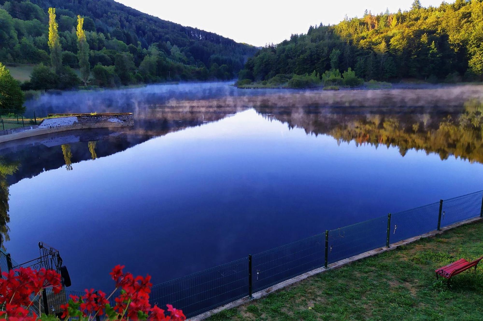 Le Lac Des Moines Hotel Condat  Exterior foto